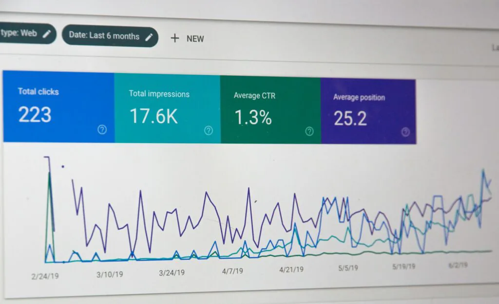 As 5 Métricas De SEO Que Você Precisa Acompanhar 1 Um gráfico mostrando o crescimento do tráfego orgânico de um site ao longo do tempo, com uma seta ascendente e um sinal de positivo ao lado