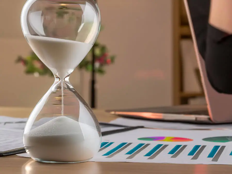 As 5 Métricas De SEO Que Você Precisa Acompanhar 3 Uma ampulheta com as cores do Google Analytics, representando o tempo que os visitantes passam no site